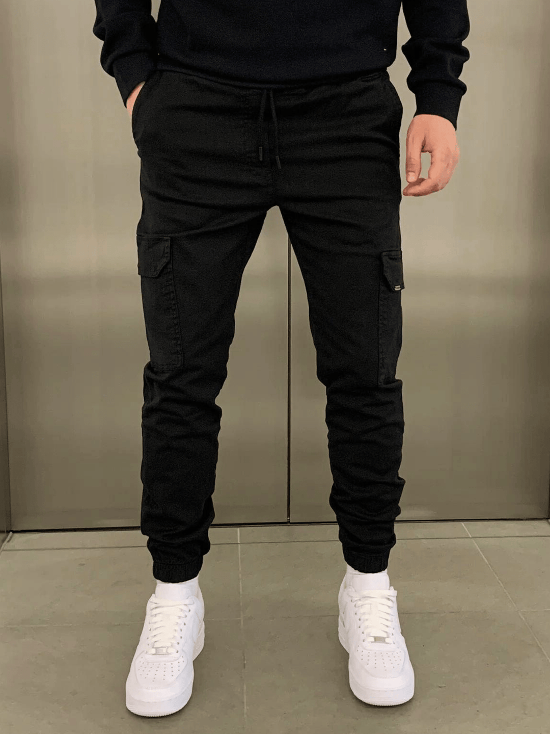 Pantaloni cargo da uomo con tasche e gamba affusolata