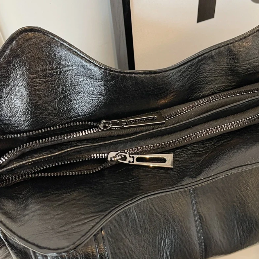 Cipzáras bőr női válltáska