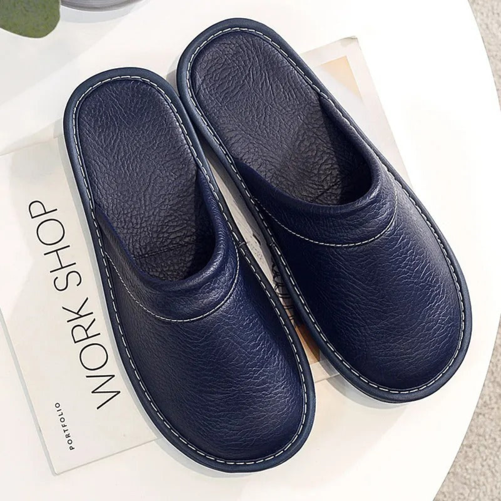 Chaussons fermés en cuir pour homme, à enfiler