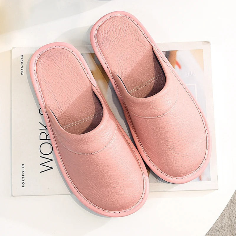 Chaussons fermés en cuir pour homme, à enfiler