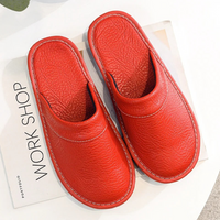 Chaussons fermés en cuir pour homme, à enfiler
