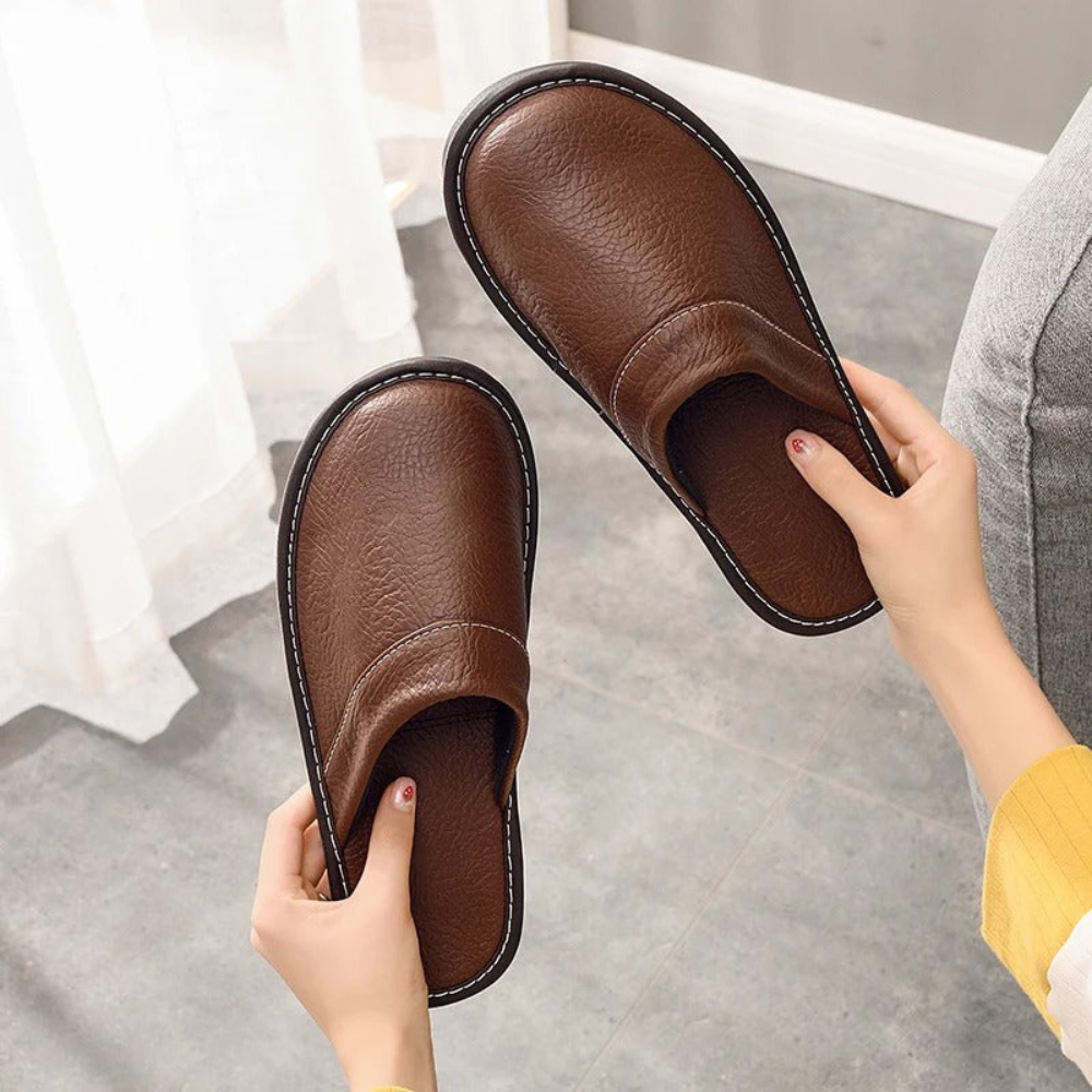 Chaussons fermés en cuir pour homme, à enfiler