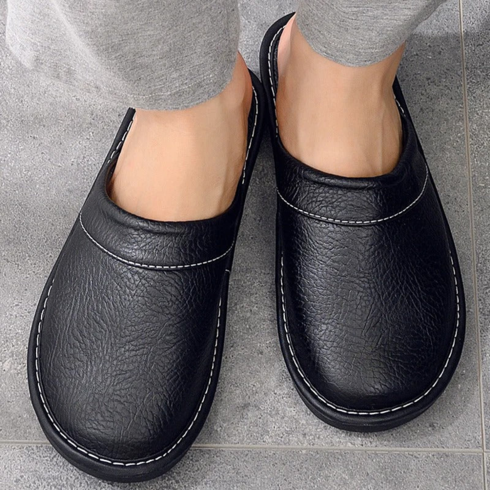 Chaussons fermés en cuir pour homme, à enfiler