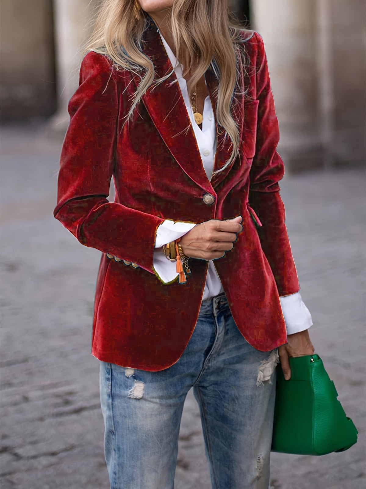 Fitted women's blazer with long sleeves