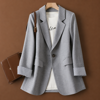 Blazer monopetto da donna con maniche risvoltate