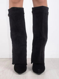 Κομψές γυναικείες μυτερές μπότες πάνω από το γόνατο