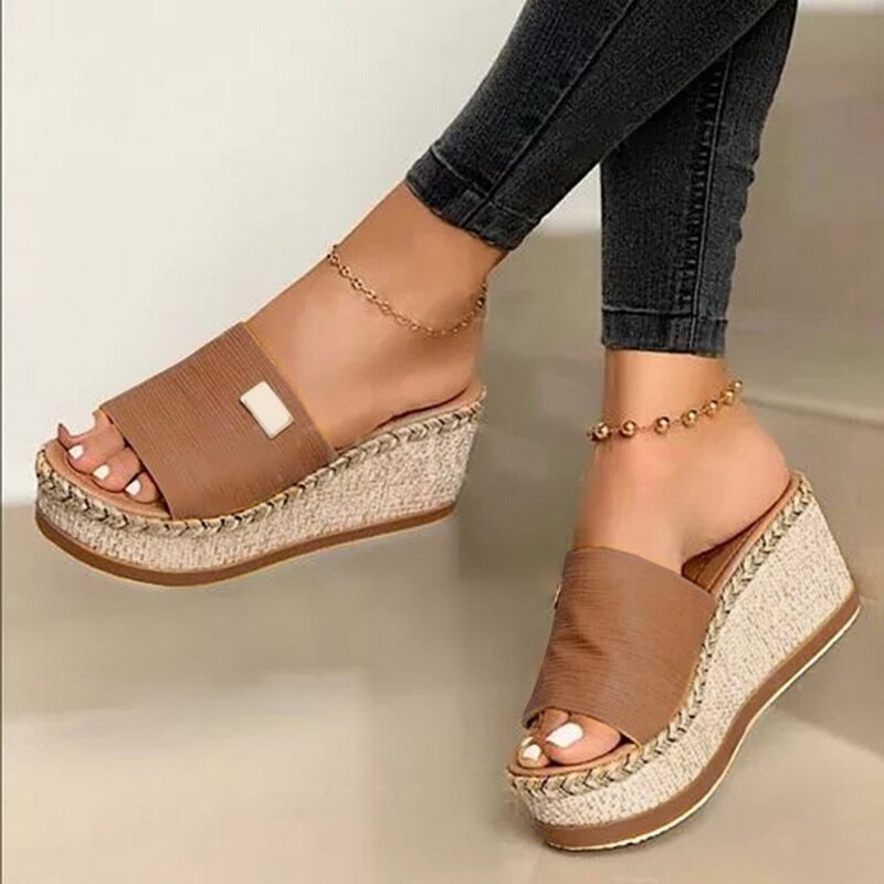 Comode ciabatte estive da donna in stile espadrillas con zeppa