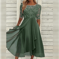 Robe midi en dentelle avec manches 3/4