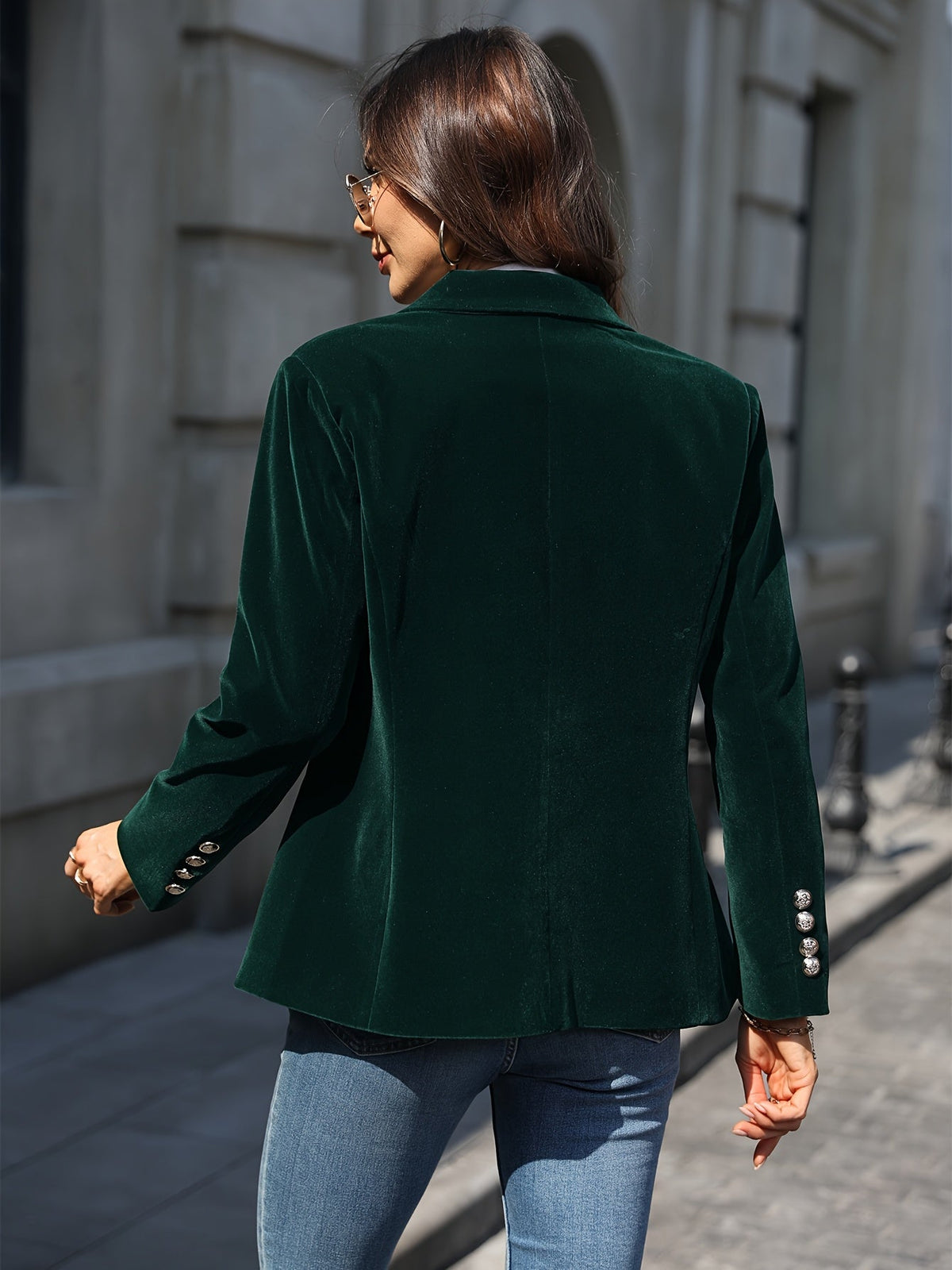 Fitted women's blazer with long sleeves