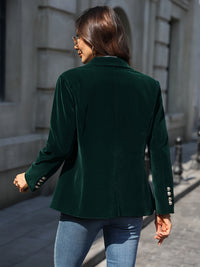 Fitted women's blazer with long sleeves