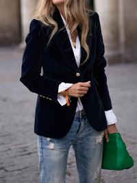 Fitted women's blazer with long sleeves