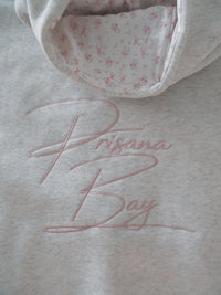 Miękki hoodie damski z haftem - Gemma Hero